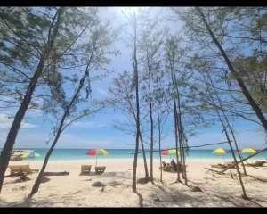 Sandy beach at Mengalum Island