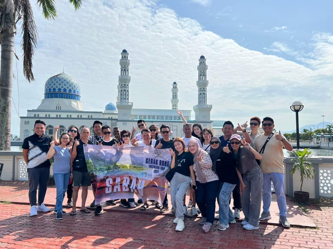 Tour group at Kota Kinabalu City Mosque